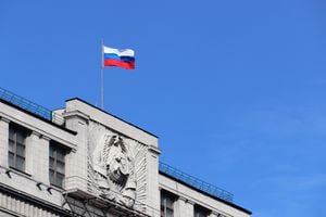 Bandera rusa en el edificio del Parlamento en Moscú sobre el fondo del cielo azul. iStock / Getty Images Plus.