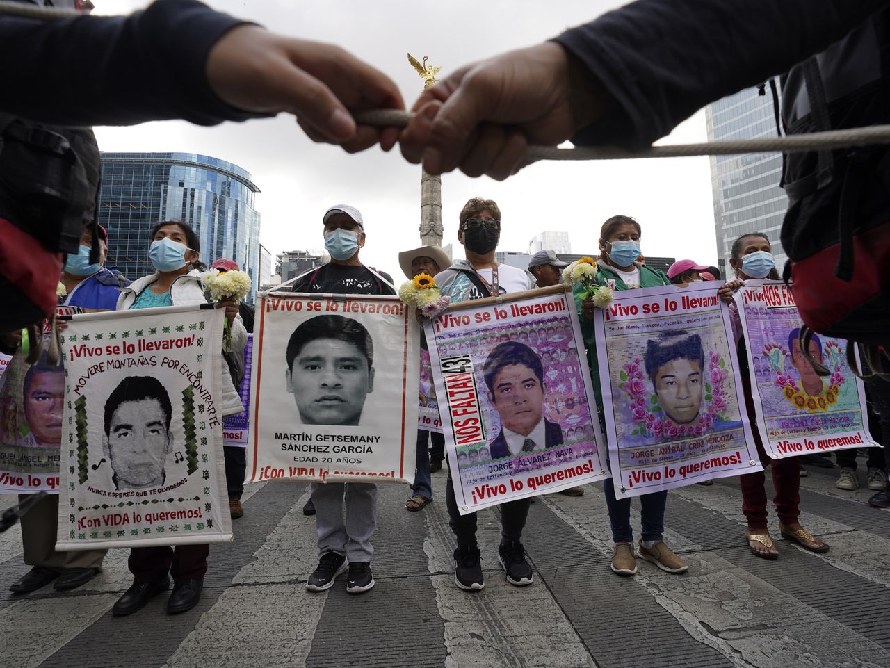 Manifestaciones por el octavo aniversario de la desaparición de los 43 estudiantes mexicanos.
