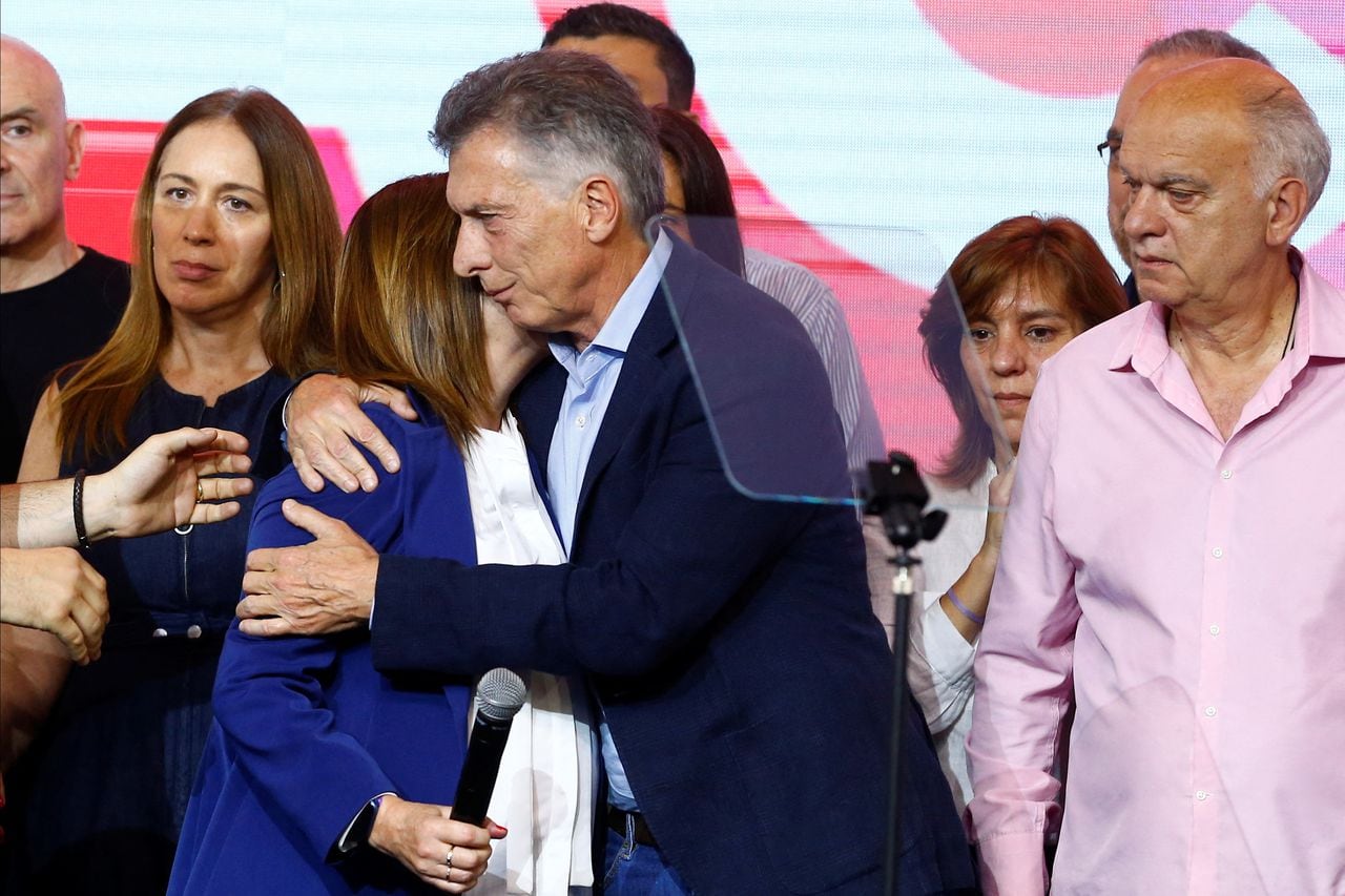 El ex presidente argentino Mauricio Macri abraza a la candidata presidencial argentina Patricia Bullrich, durante las elecciones presidenciales de Argentina