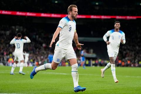 Harry Kane celebra con Marcus Rashford tras anotar el tercer gol de Inglaterra durante el encuentro de la eliminatoria a la Euro 2024 ante Italia en el Estadio de Wembley el martes 17 de octubre del 2023. (AP Foto/Kirsty Wigglesworth)