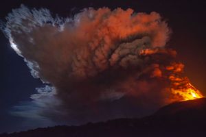 El humo llena el cielo durante una erupción del monte. Volcán Etna, cerca de Catania en Sicilia, sur de Italia, el lunes 22 de febrero de 2021 a última hora. Este es el quinto episodio de una serie de Mt. Erupciones del Etna que se han producido durante la última semana. Foto: AP / Salvatore Allegra.