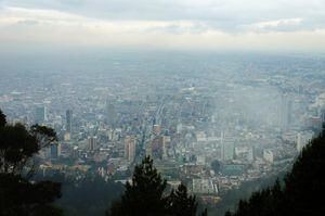 Bogotá, Colombia bajo un cielo gris con niebla y mal tiempo lluvia