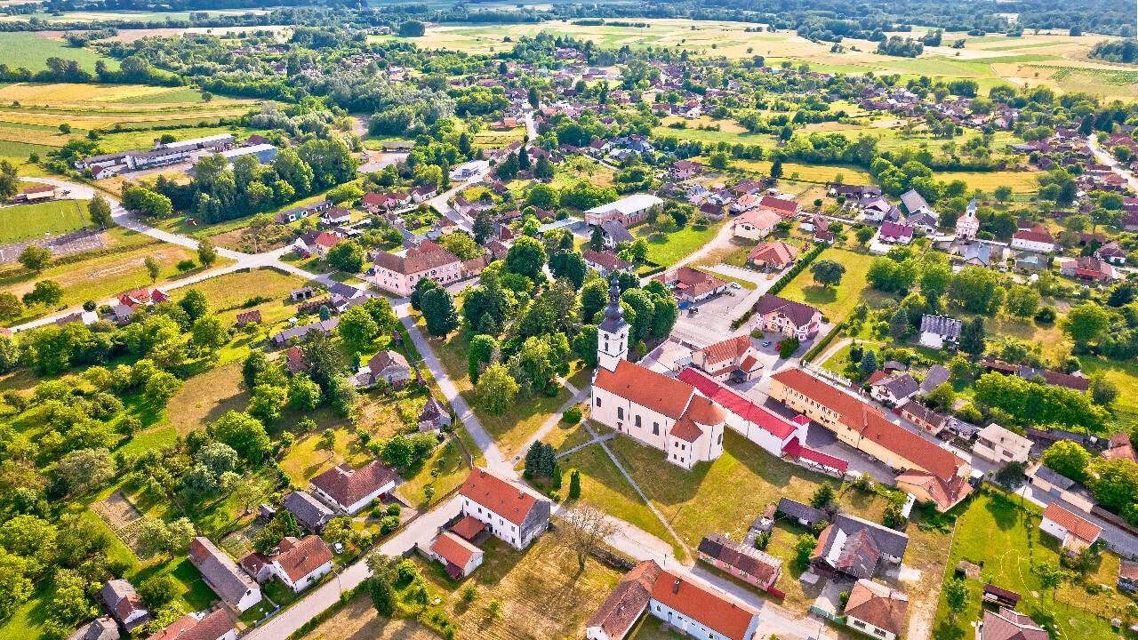 Iglesia de la aldea de Legrad y vista aérea del paisaje verde, región de Podravina en Croacia (imagen de referencia).