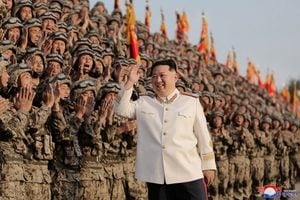 El líder norcoreano, Kim Jong Un, se reúne con las tropas que participaron en el desfile militar para conmemorar el 90.° aniversario de la fundación del Ejército Popular Revolucionario de Corea, en esta foto sin fecha publicada por la Agencia Central de Noticias de Corea del Norte (KCNA) el 29 de abril de 2022. Foto REUTERS/KCNA 
