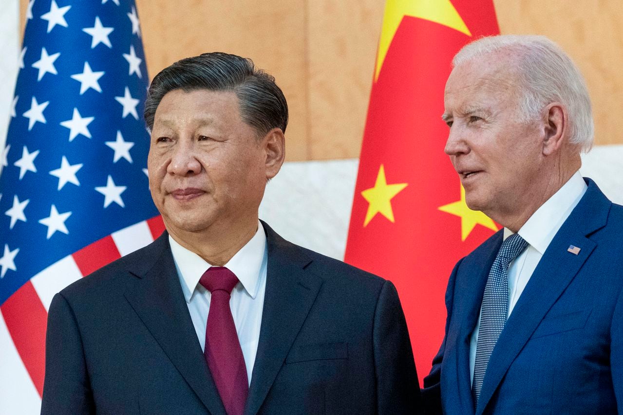 El presidente Joe Biden, a la derecha, junto al presidente chino Xi Jinping antes de una reunión al margen de la cumbre del G20, el 14 de noviembre de 2022, en Bali, Indonesia.