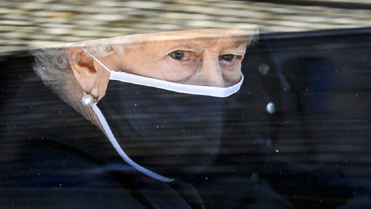 En esta imagen del sábado 17 de abril de 2021, la reina Isabel II de Inglaterra sigue en auto al coche fúnebre en el funeral de su esposo, el príncipe Felipe, en el Castillo de Windsor, Inglaterra. (Leon Neal/Pool via AP, archivo)