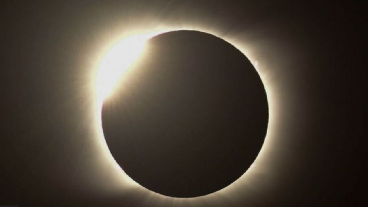 Durante el eclipse se pudo apreciar la corona solar, que forma este efecto conocido como anillo de diamante.