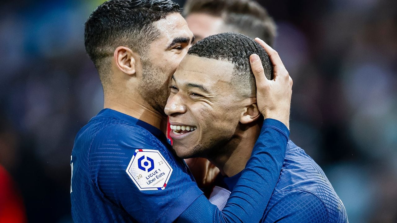 Kylian Mbappe y Achraf Hakimi celebran durante un partido de la Ligue 1.