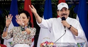 Se dirige al país como una gurú espiritual y se cree que gestos como este son un modo de transmitir un conjuro. Daniel Ortega y su esposa hoy están siendo más odiados que nunca por la represión de su régimen socialista. 