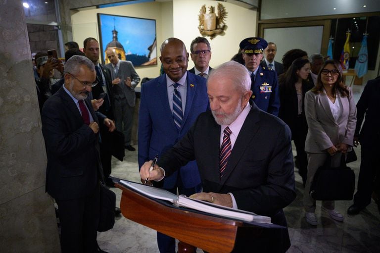 El jefe de Estado brasileño firmó el libro de visitas de la Cancillería pocos segundos después de llegar.