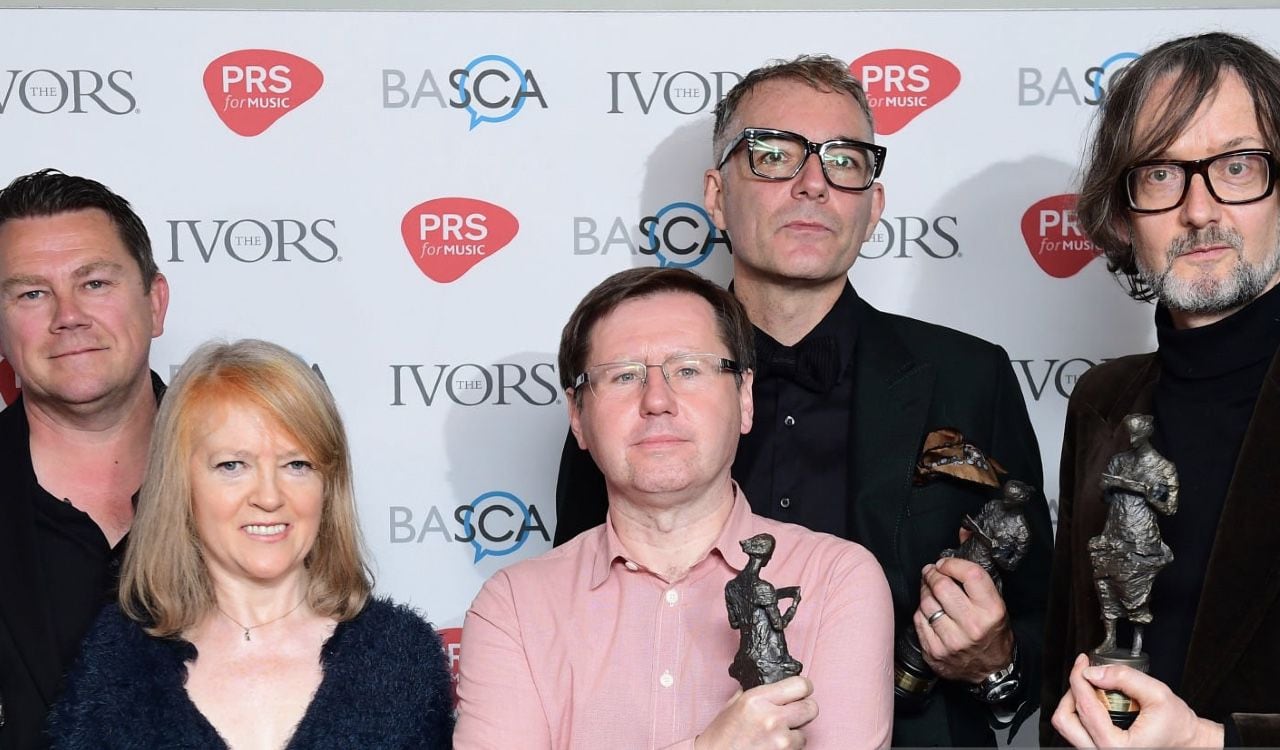 Steve Mackey junto a la agrupación Pulp en 2017 en los Ivor Novello Music Awards at Grosvenor House en Londres.