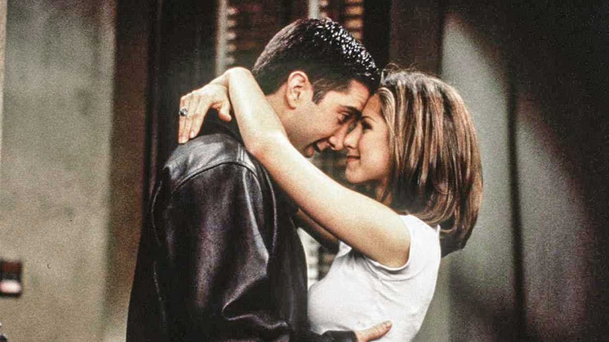 Schwimmer y Aniston confesaron que el amor de sus personajes, Ross y Rachel, pasó a la vida real, pero se contuvieron porque tenían otras parejas. 