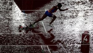 Juegos Olímpicos de Tokio 2020 - Atletismo - 400 m vallas femeninas - Semifinal - Estadio Olímpico, Tokio, Japón - 2 de agosto de 2021. Zurian Hechavarria de Cuba en acción bajo la lluvia durante la Semifinal 2. Foto:  REUTERS / Fabrizio Bensch TPX IMÁGENES DEL DÍA.