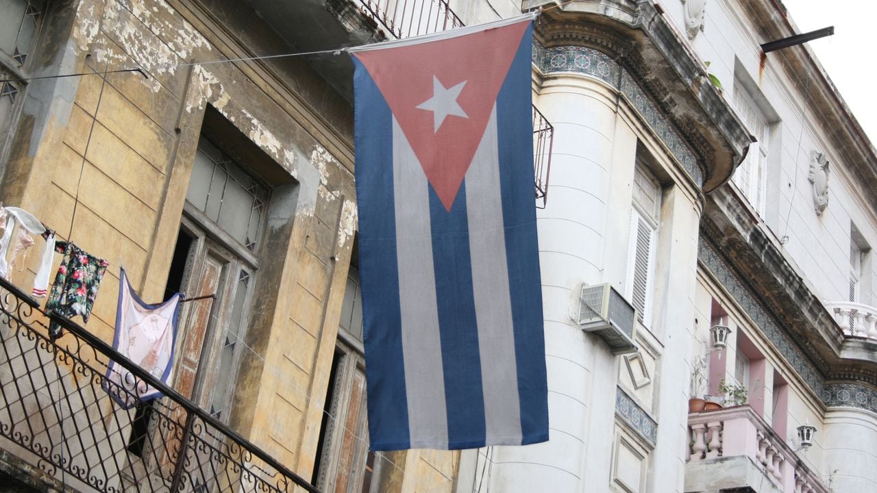La bandera cubana en una calle de La Habana (Cuba)