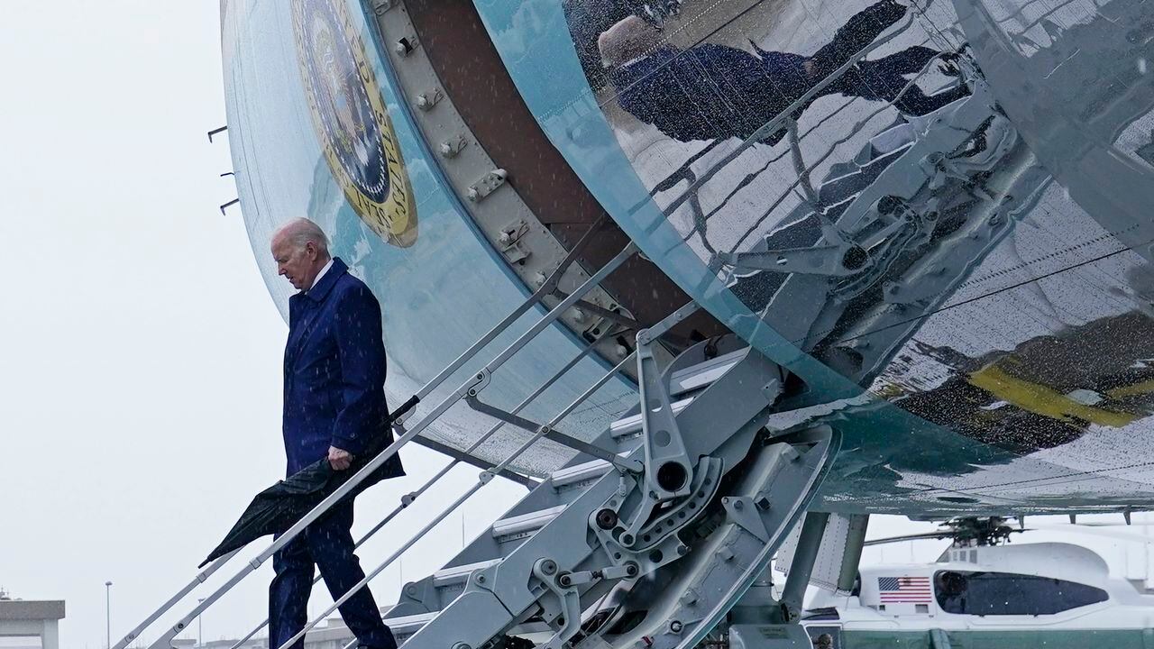 El presidente Joe Biden baja los escalones del Air Force One en la Estación Aérea del Cuerpo de Infantería de Marina Iwakuni en Iwakuni, Japón