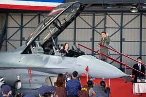 La presidenta de Taiwán, Tsai Ing-wen, posa para las fotos desde la cabina durante una ceremonia para poner en servicio 64 aviones de combate F-16V mejorados en una base de la Fuerza Aérea en Chiayi, en el suroeste de Taiwán, el jueves 18 de noviembre de 2021. Taiwán ha desplegado el más avanzado. versión del avión de combate F-16 en su Fuerza Aérea, mientras la isla intensifica sus capacidades de defensa frente a las continuas amenazas de China. Foto AP / Johnson Lai