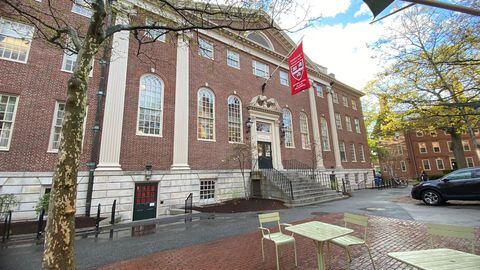 Campus Universidad de Harvard y escultura de John Harvard.
