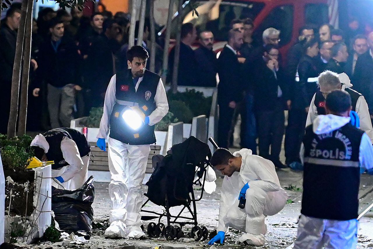 Miembros de la policía investigan la escena, después de que una fuerte explosión en la calle comercial de Istiklal en Estambul, Turquía.