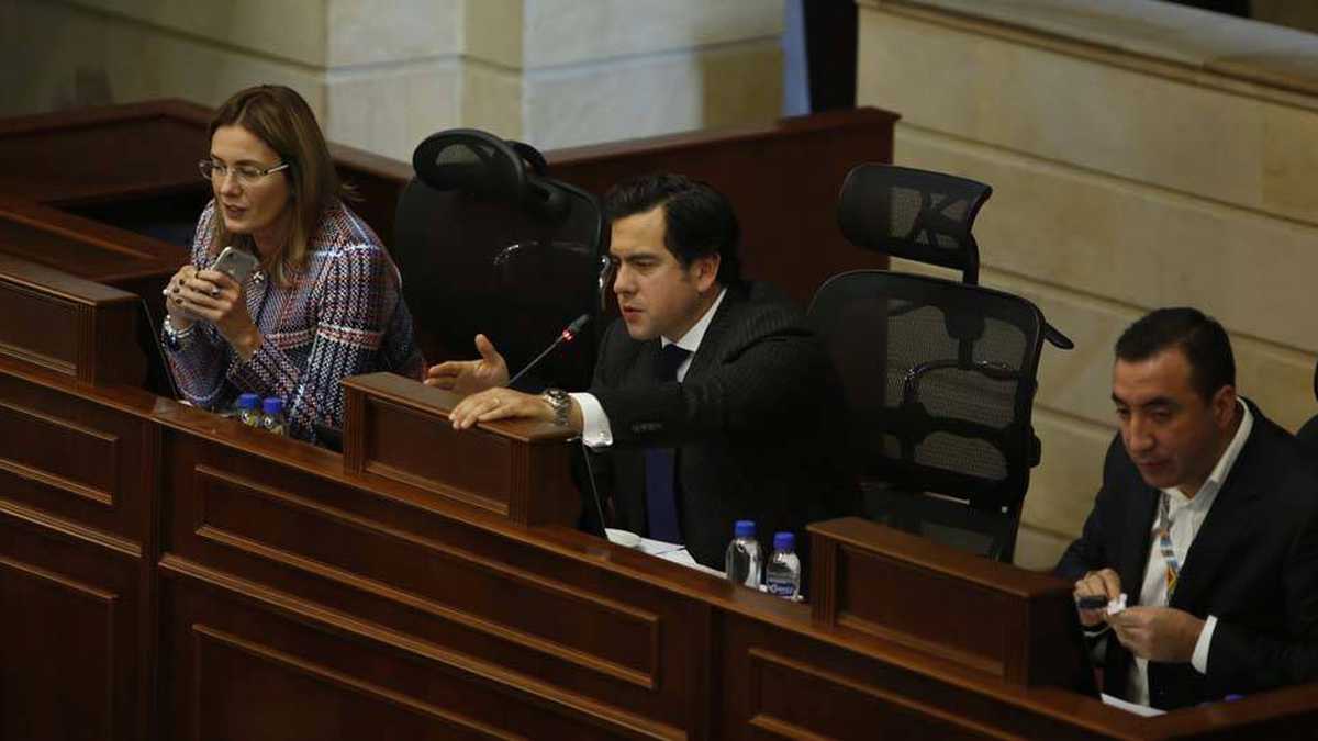 Rodrigo Lara oficia como Presidente de la Cámara.
