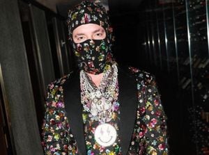 El cantante J Balvin lució un traje de la casa de modas Moschino