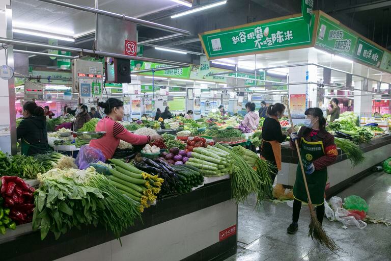 Mercado de Wuhan un año después. (Photo by Jiang Huang/VCG via Getty Images)