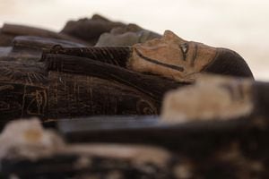 Los sarcófagos que tienen alrededor de 2500 años, del sitio de entierro recién descubierto cerca de la necrópolis de Saqqara en Egipto, se ven durante una presentación en Giza, Egipto, el 30 de mayo de 2022. Foto REUTERS/Mohamed Abd El Ghany