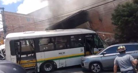 Choque entre bus alimentador y grúa bus provocó incendio en una casa.