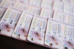 Cerca de billetes de lotería tailandesa en parada callejera