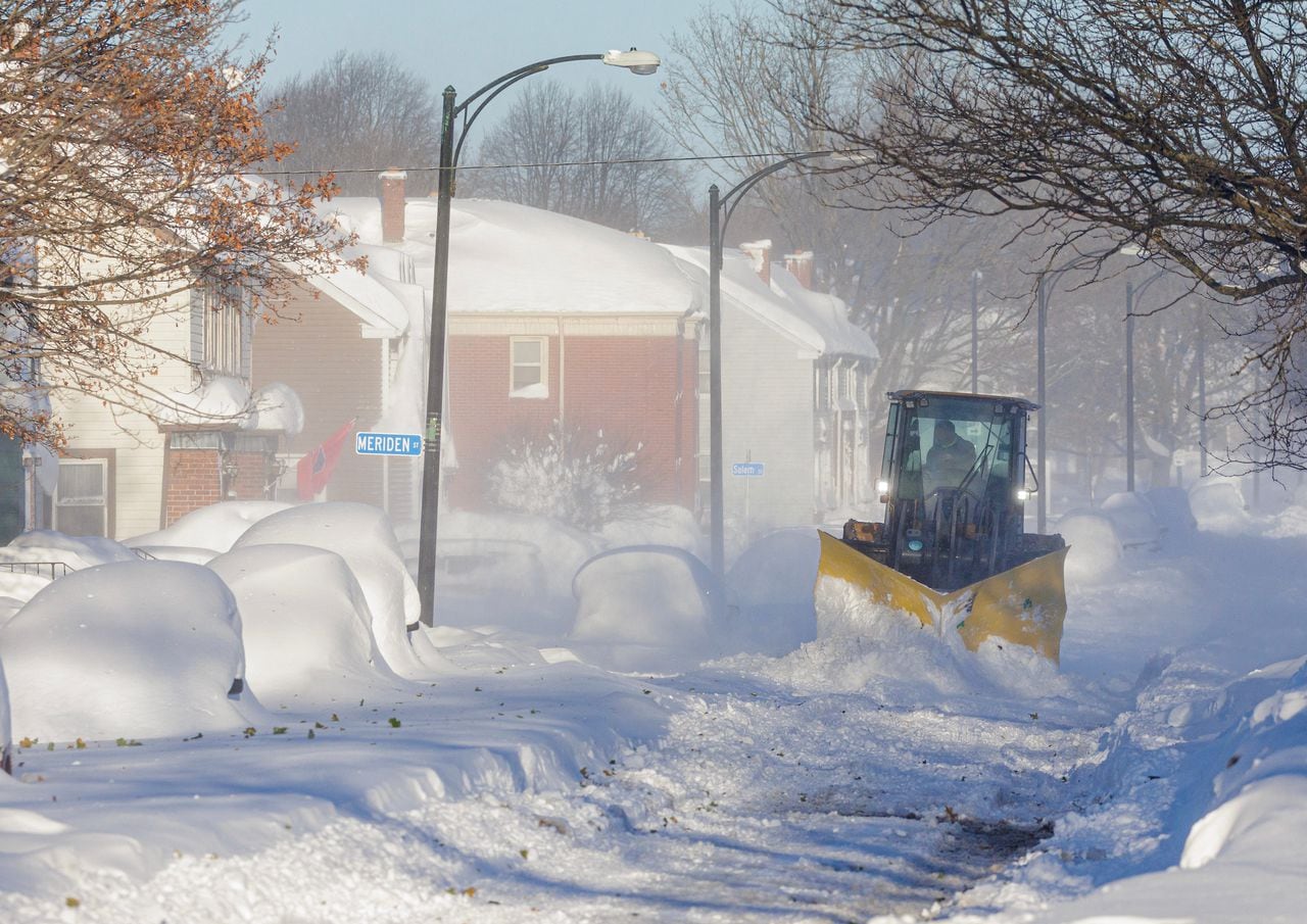 Hasta el momento se ha confirmado el fallecimiento de dos personas en el estado de Nueva York por episodios cardíacos, mientras los organismos correspondientes se afanaban en retirar la ingente cantidad de nieve acumulada en la vía pública.