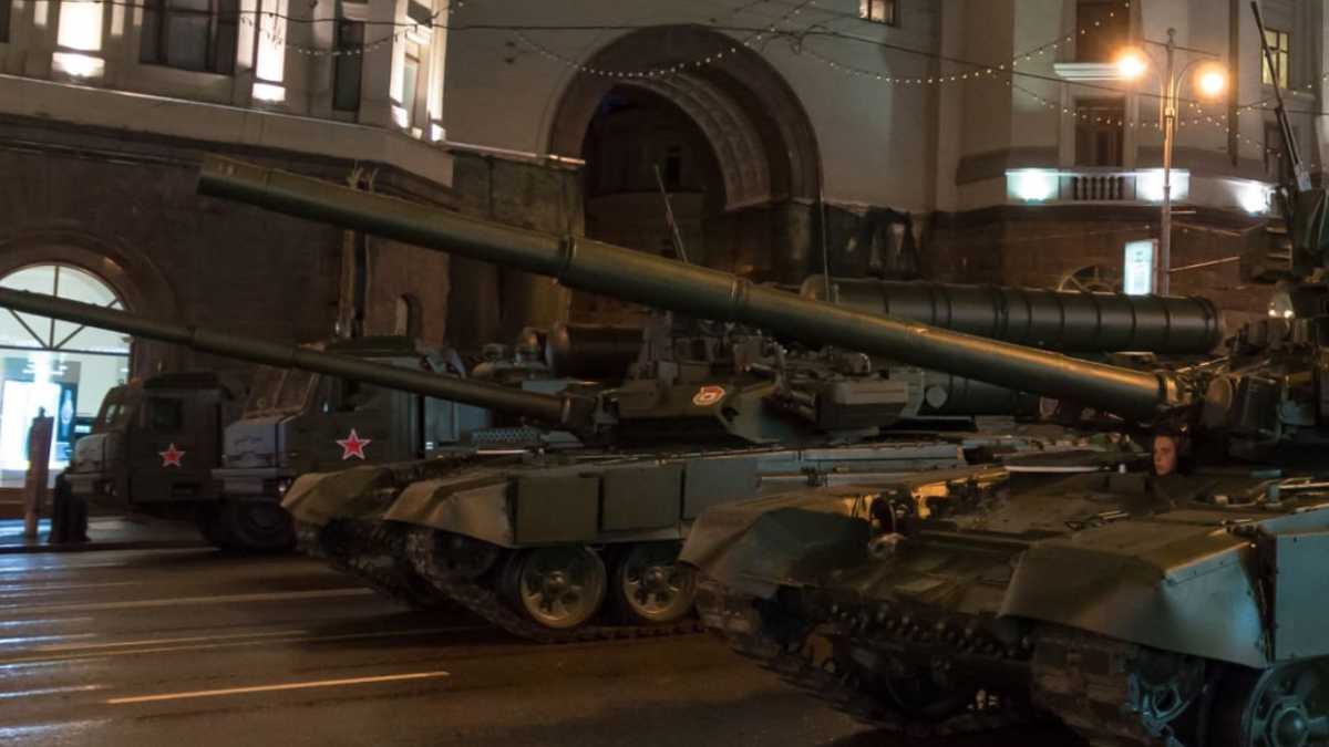 Tanques rusos en las calles de Moscú, demostrando el arsenal bélico con el que cuenta esa nación.