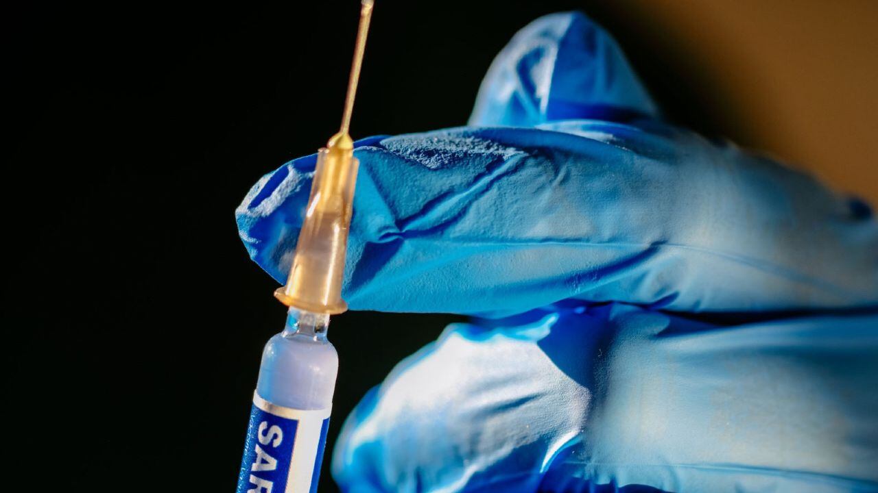 Varias empresas han iniciado una carrera por adaptar y crear nuevas vacunas más eficaces contra el covid-19