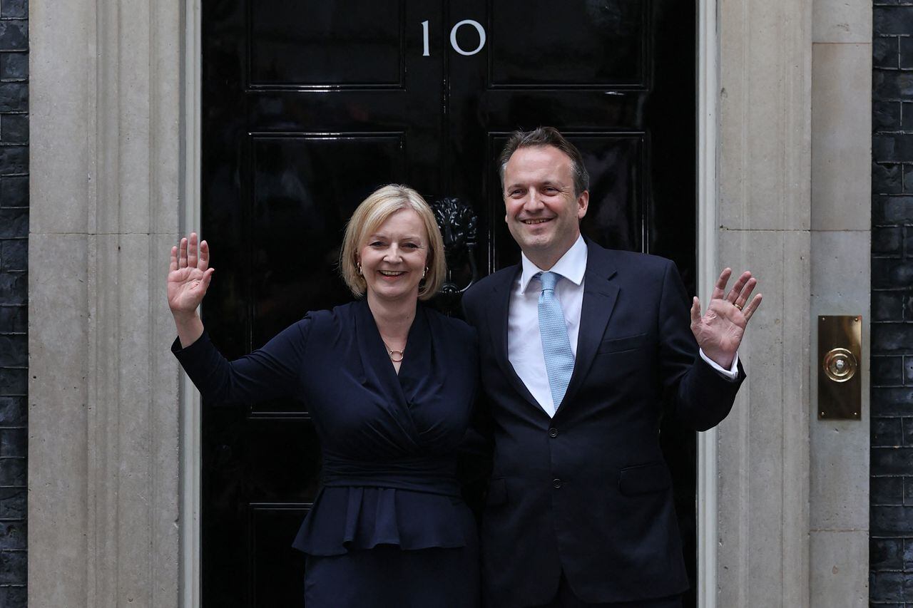 Liz Truss, nueva primer ministra del Reino Unido, junto a su esposo, Hugh O'Leary.