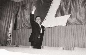 LUIS CARLOS GALAN: Inscripción candidatura. Al fondo logo del partido liberal. Blanco y negro.
Foto:Lope Medina.      Jul 89