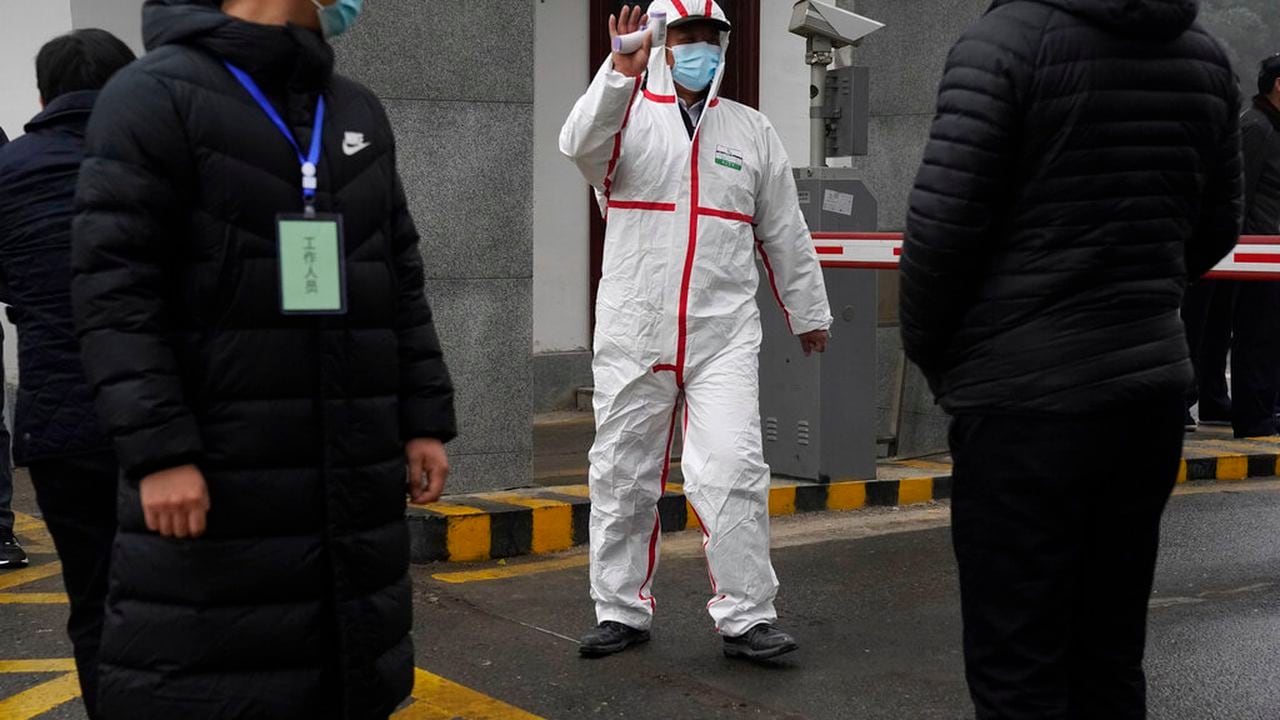 Marion Koopmans, miembro de un equipo de la Organización Mundial de la Salud, llega al Centro de Hubei de Control y Prevención de Enfermedades, en Wuhan, en la provincia china de Hubei.