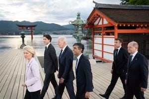 Desde la izquierda, la presidenta de la Comisión Europea, Ursula von der Leyen, el primer ministro de Canadá, Justin Trudeau, el presidente de EE. Japón, viernes 19 de mayo de 2023. (Stefan Rousseau/Pool Photo via AP)