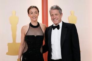 Anna Eberstein,  y Hugh Grant en los premior Oscars del 2023 en el Dolby Theatre en Los Angeles. (AP Photo/Ashley Landis)
