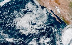 Esta imagen satelital proporcionada por la Oficina Nacional de Administración Oceánica y Atmosférica de Estados Unidos (NOAA por sus siglas en inglés) el martes de 17 de octubre de 2023, muestra la tormenta tropical Norma cerca de la costa oeste de México en el Pacífico. (NOAA vía AP)