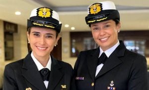 Beatriz Helena García (izquierda) y Carolina Gómez (derecha) son las primeras mujeres en ser ascendidas al grado de almirante en la historia de la Armada.