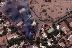 La imagen satelital muestra edificios en llamas y una patrulla militar al noreste del Aeropuerto Internacional de Jartum en Jartum, Sudán, el 17 de abril de 2023, en esta imagen del folleto. 