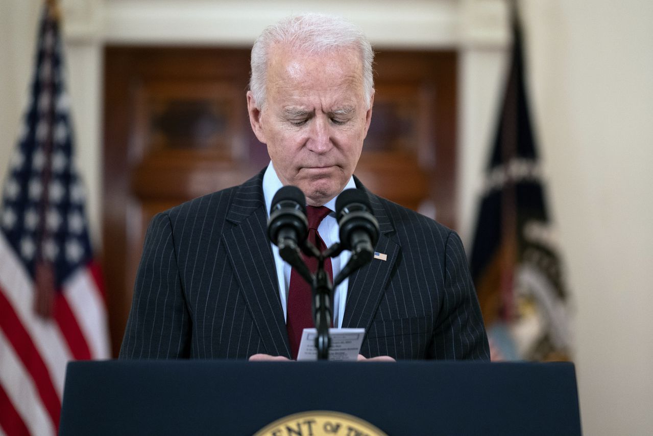 El presidente Joe Biden lee la cifra de estadounidenses que han fallecido de COVID-19 durante un discurso en la Casa Blanca, el lunes 22 de febrero de 2021, en Washington. (AP Foto/Evan Vucci)
