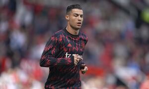 Cristiano Ronaldo del Manchester United calienta previo al partido de la Liga Premier entre el Manchester United y Norwich City en el estadio Old Trafford en Manchester, Inglaterra, el 16 de abril de 2022. Ronaldo y su esposa Georgina Rodríguez anunciaron el 18 de abril de 2022 la muerte de su hijo mellizo recién nacido. (Foto AP/Jon Super)