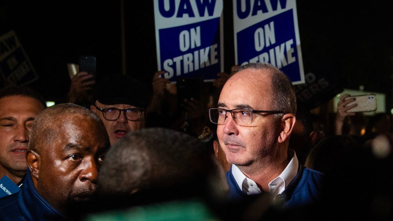 Los trabajadores automotrices de EE. UU. El sindicato anunció el inicio de una huelga en tres fábricas poco después de la medianoche del viernes 15 de septiembre, cuando expiró el plazo para llegar a un acuerdo con los empleadores sobre un nuevo contrato. (Foto de Matthew Hatcher / AFP)