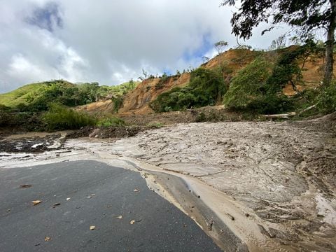 Así quedó el paso vehicular en la vía Panamericana a la altura de Rosas, Cauca