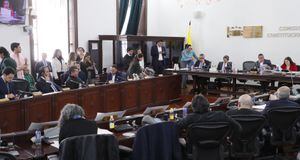 Aprobado  en séptimo debate del proyecto de ley que regula el cannabis de uso adulto en Colombia, en la Comisión Primera del Senado Representante Juan Carlos Losada y senadora María Jose Pizarro ponentes de la ley