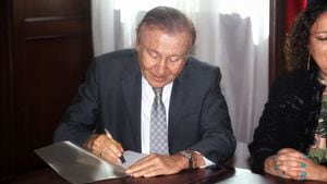 Rodolfo Hernández, después de anunciar su renuncia, radica su primer proyecto de ley.
