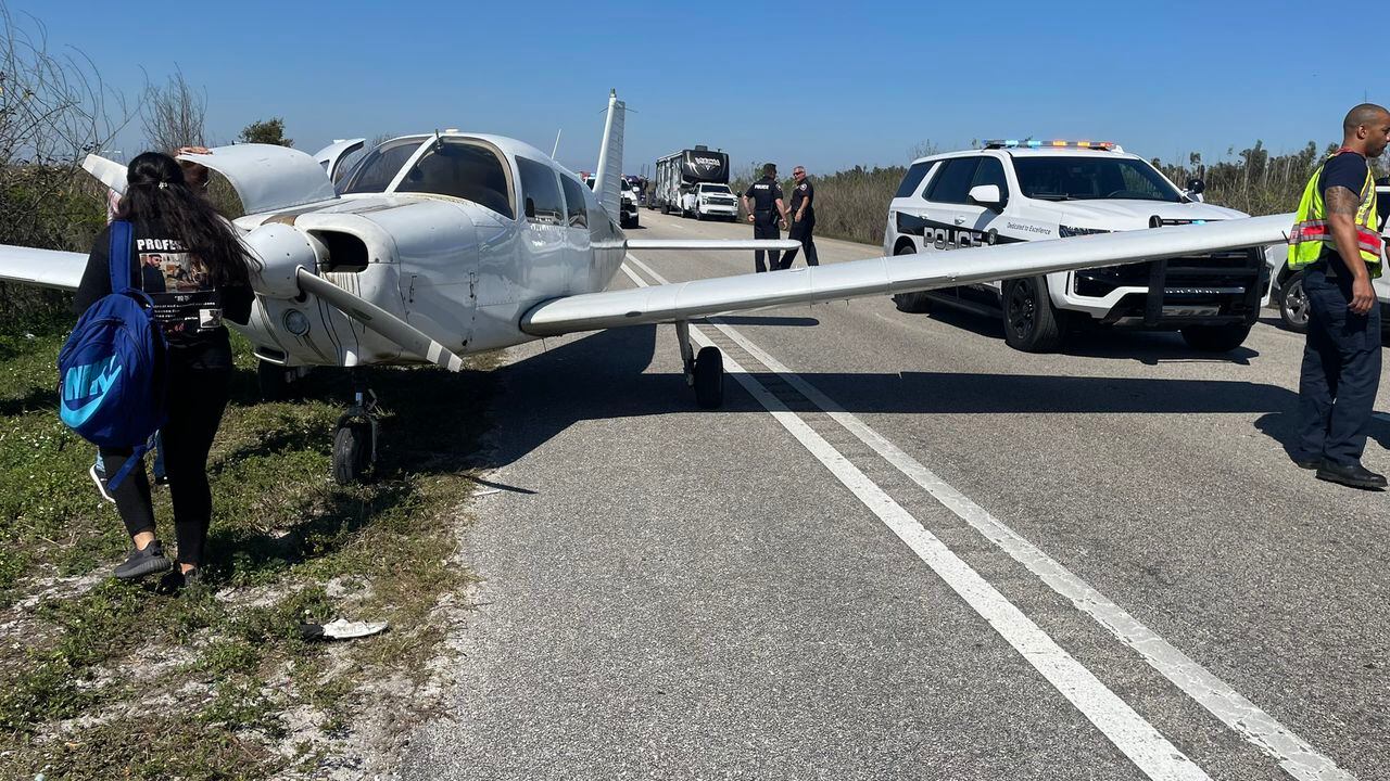 La avioneta tras el aterrizaje de emergencia en la avenida de la Florida.