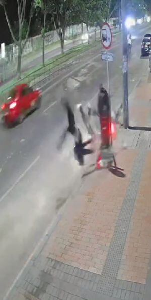 Una motocicleta embistió a una pareja que llevaba a su hijo en un coche