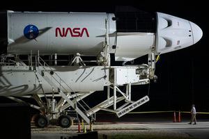 En esta imagen publicada por la NASA, un cohete SpaceX Falcon 9 con la nave espacial Crew Dragon a bordo se lanza a la plataforma de lanzamiento en el Complejo de lanzamiento 39A el 27 de octubre de 2021, mientras continúan los preparativos para la misión Crew-3 en el Kennedy Space de la NASA. Center en Florida. - La misión SpaceX Crew-3 de la NASA es la tercera misión de rotación de la tripulación de la nave espacial SpaceX Crew Dragon y el cohete Falcon 9 a la Estación Espacial Internacional. Los astronautas de la NASA Raja Chari, Tom Marshburn, Kayla Barron y el astronauta de la ESA Matthias Maurer están programados para el lanzamiento el 31 de octubre a las 02: 21EDT (06: 21GMT). (Foto de Joel KOWSKY / NASA / AFP) / RESTRINGIDO AL USO EDITORIAL - CRÉDITO OBLIGATORIO "AFP PHOTO / NASA / Joel Kowsky" - SIN MARKETING - SIN CAMPAÑAS DE PUBLICIDAD - DISTRIBUIDO COMO SERVICIO A LOS CLIENTES
