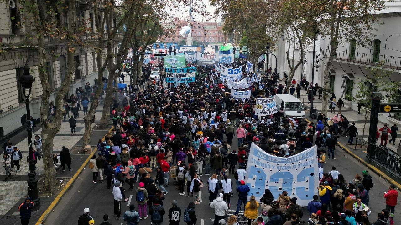 Archivo de marcha cerca del palacio presidencial durante una protesta mientras la inflación sigue golpeando a Argentina.