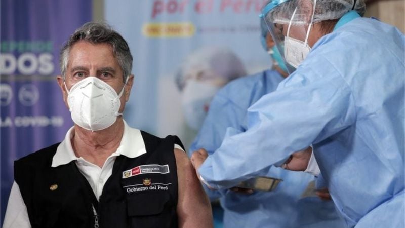 El presidente de Perú, Francisco Sagasti, fue vacunado contra el coronavirus el pasado 9 de febrero. Pero no es su vacunación la que causa polémica.